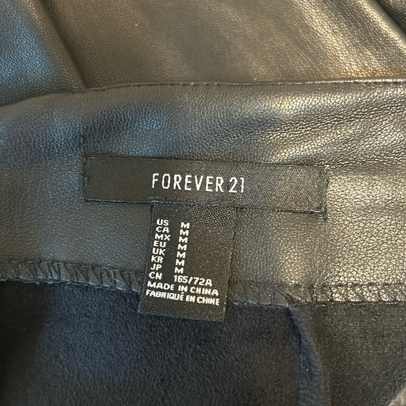 FOREVER 21 FAUX LEATHER BLK ASYMMETRICAL SKIRT SZ MED - Picture 7 of 8